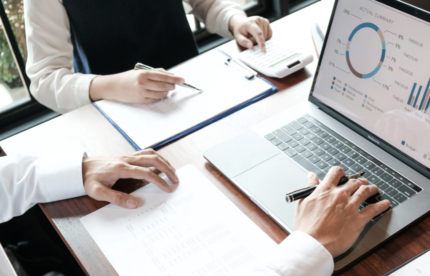 GWU durante una visita al centro di distribuzione del carburante a Saptan