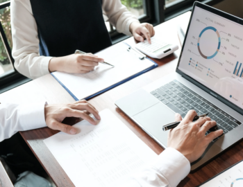 GWU durante una visita al centro di distribuzione del carburante a Saptan