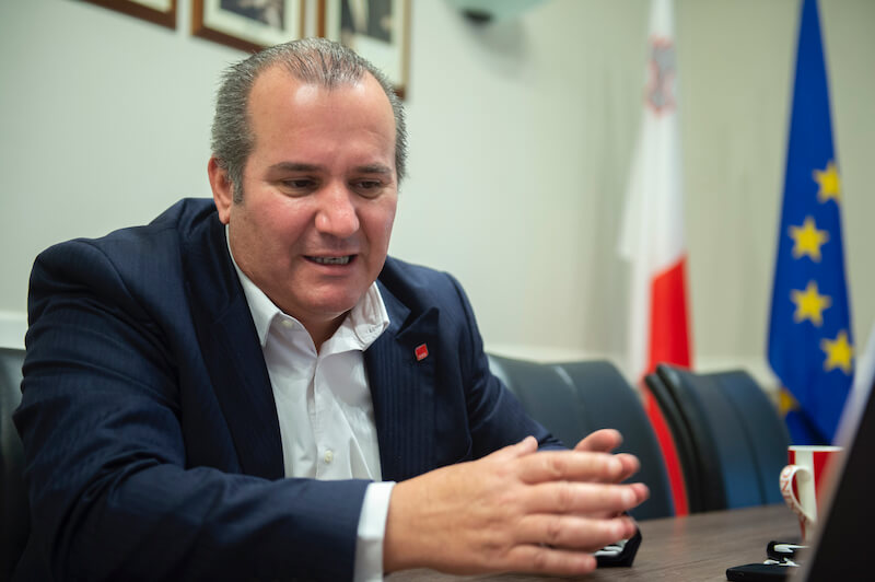 “Discutere la via da seguire tra le parti sociali e il governo”