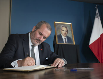 Il-GWU tiffirma l-ktieb tal-kondoljanzi ta’ Karmenu Mifsud Bonnici