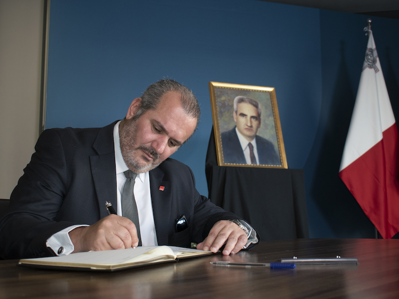 Il-GWU tiffirma l-ktieb tal-kondoljanzi ta’ Karmenu Mifsud Bonnici