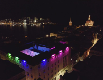 L’ edificio della General Workers’ Union fa parte della Colonna di Luce per commemorare la Giornata delle Malattie Rare