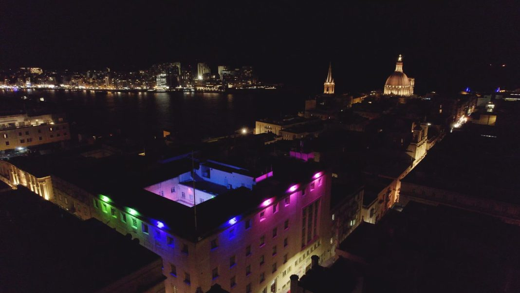 L’ edificio della General Workers’ Union fa parte della Colonna di Luce per commemorare la Giornata delle Malattie Rare