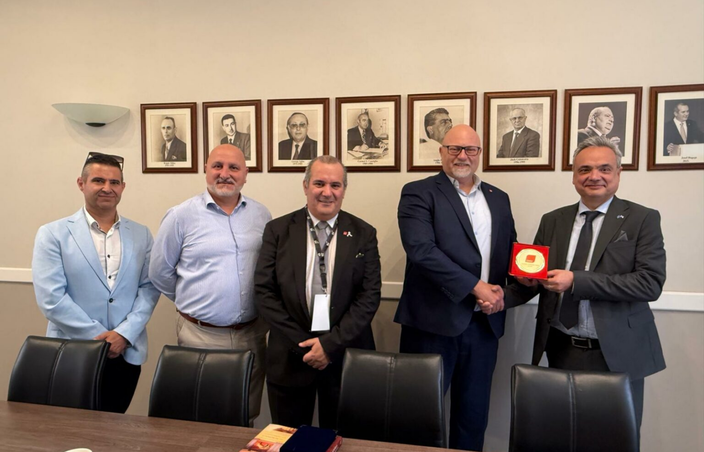 Delegazzjoni mill-Federazzjoni Griega għall-Armata u rappreżentant tal-EUROMIL iżuru l-GWU