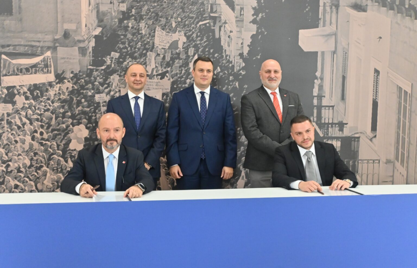 Il-kumpaniji li l-impjegati tagħhom iqassmu l-ikel se jkunu koperti bi ftehim kollettiv